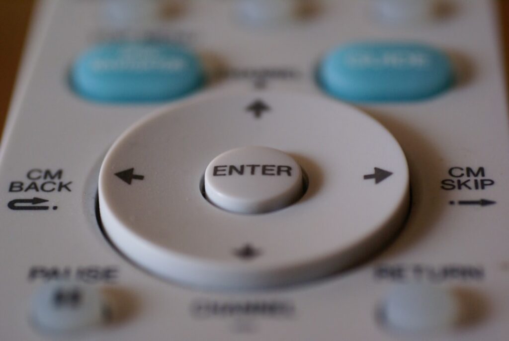 Télécommande en gros plan.