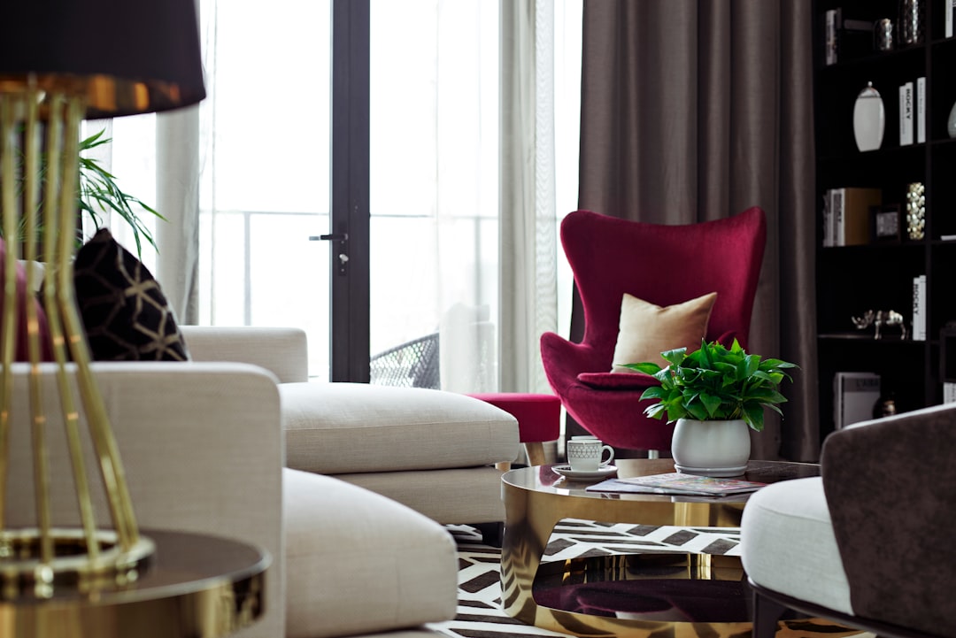 Bordeauxrood interieur accenten domineren woontrends 2026