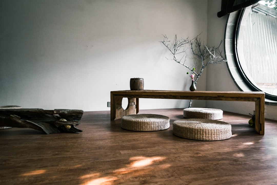 Japandi stijl woonkamer brengt rust en warme sfeer in huis