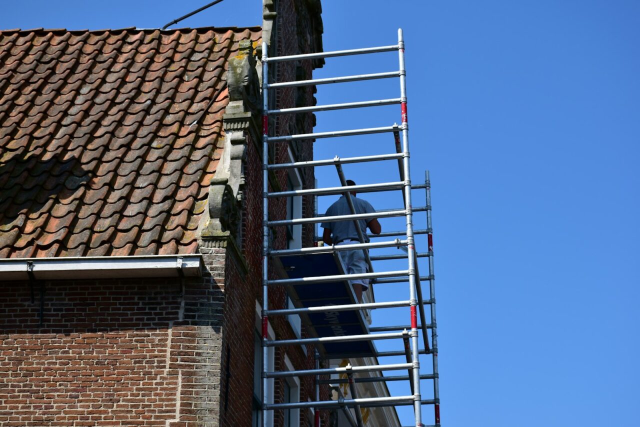 Op welke hoogte hangt wat: standaardmaten voor stopcontacten, spiegels en kapstokken