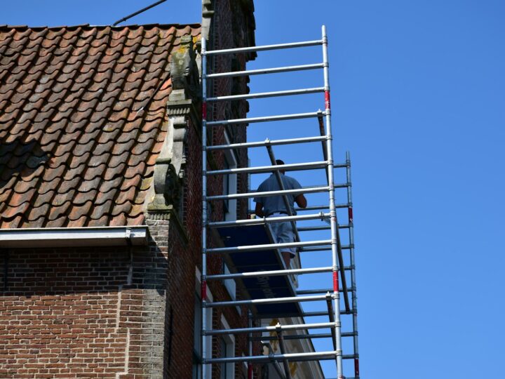 Op welke hoogte hangt wat: standaardmaten voor stopcontacten, spiegels en kapstokken