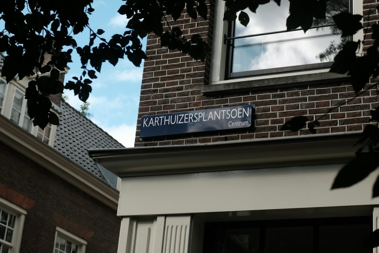 Gaten en scheuren in de wand vullen zodat je ze na het verven niet terugziet
