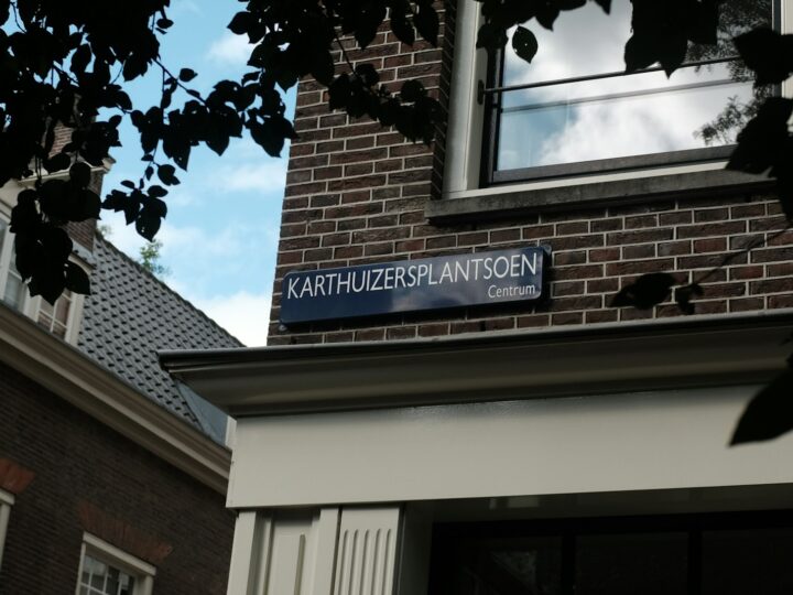 Gaten en scheuren in de wand vullen zodat je ze na het verven niet terugziet
