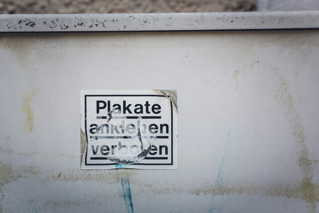 Kalkaanslag per oppervlak: wat werkt op glas, chroom, natuursteen en kunststof