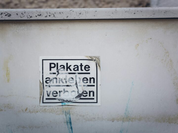 Kalkaanslag per oppervlak: wat werkt op glas, chroom, natuursteen en kunststof