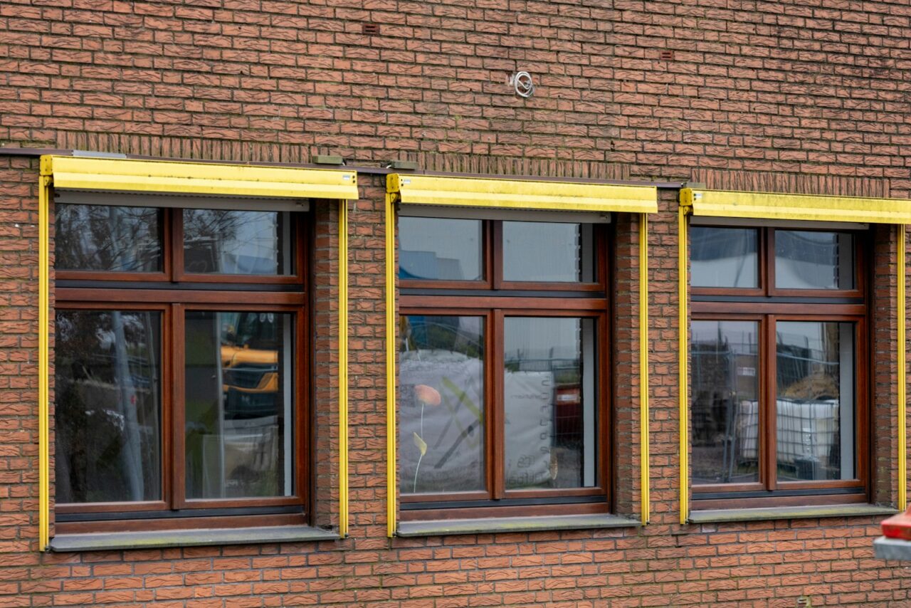 Zonwering vergeleken: screens, rolluiken, uitvalscherm of aan de binnenkant