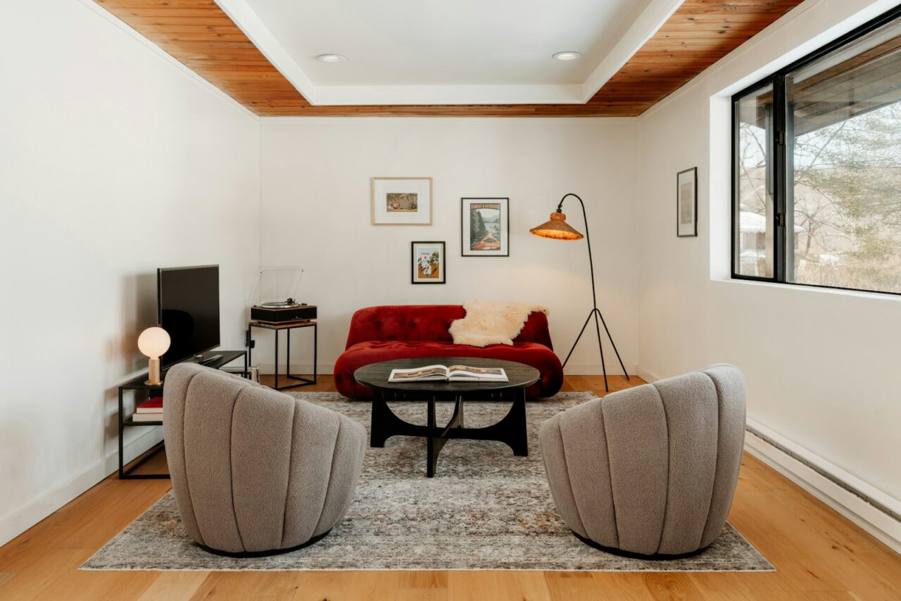Een analoge kamer zonder schermen: waarom deze woontrend nu opkomt