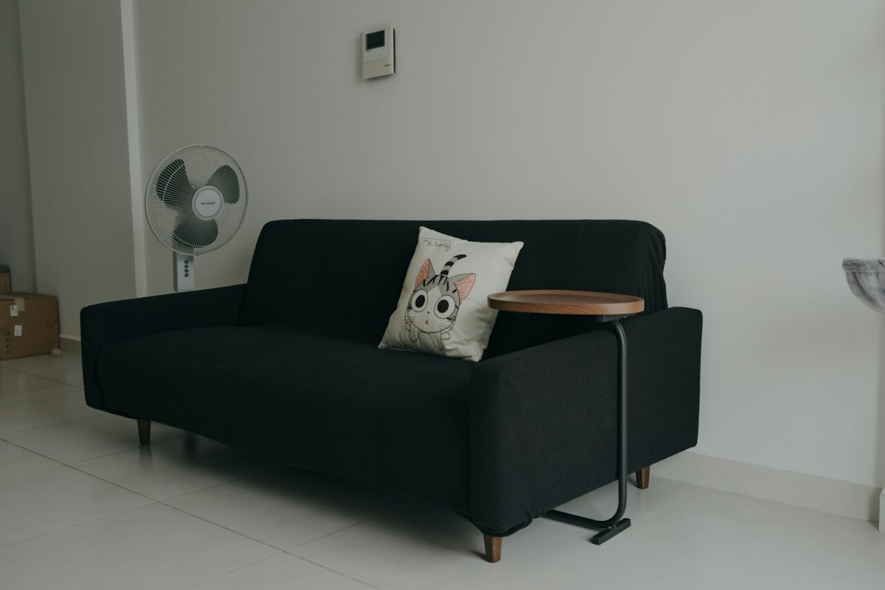 Een blad op de armleuning in plaats van een bijzettafel: slim in een kleine woonkamer