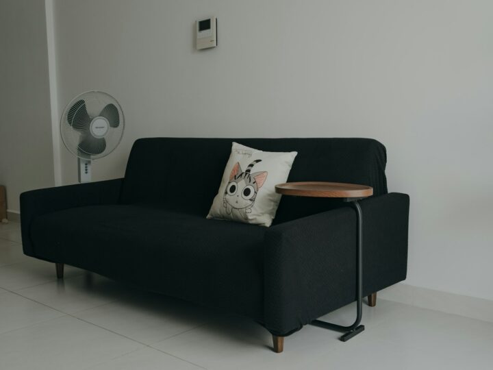 Een blad op de armleuning in plaats van een bijzettafel: slim in een kleine woonkamer