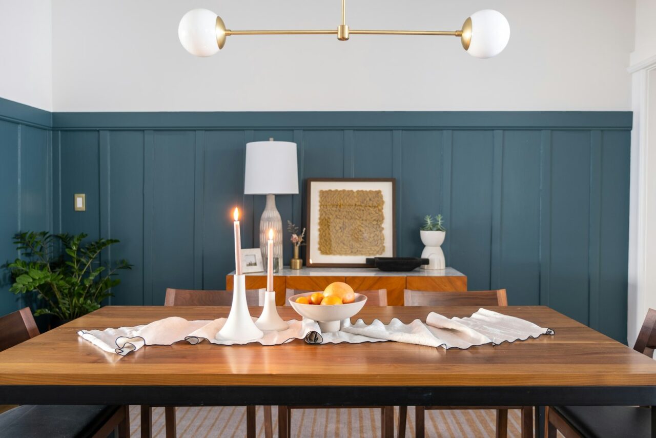 Eetkamer in diepblauw: zo wordt color drenching knus in plaats van donker