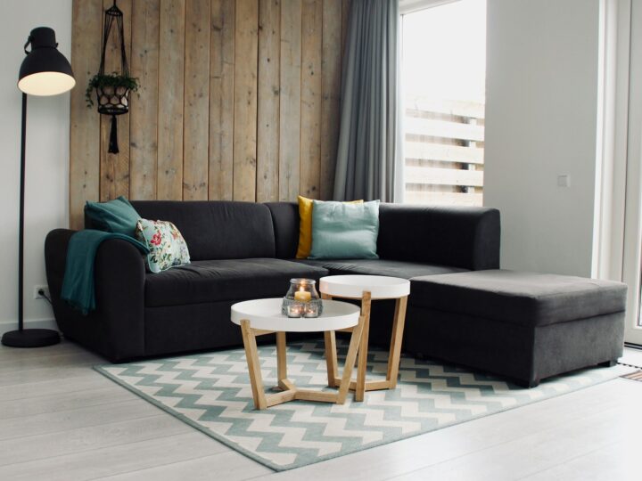 Alles tegen de muur en toch geen ruimte: de fout in je woonkamer