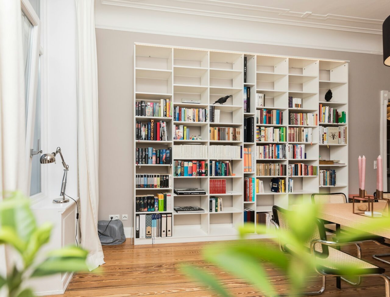 Boekenkast opknappen in een weekend: veertien ingrepen van verf tot verlichting
