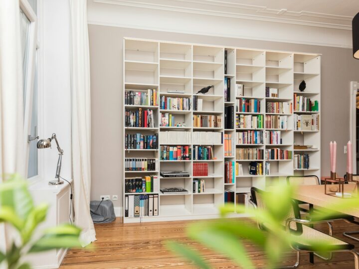 Boekenkast opknappen in een weekend: veertien ingrepen van verf tot verlichting
