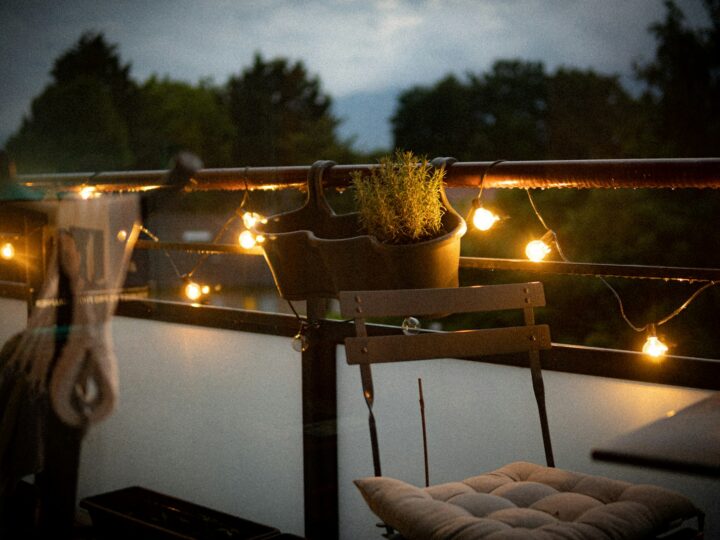 Donker balkon wordt tweede woonkamer: zo maak je het herfstproof