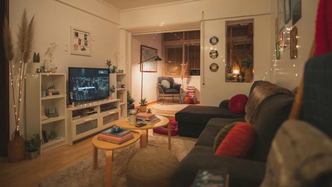 Donkere woonkamer na de wintertijd: zo haal je meer licht naar binnen