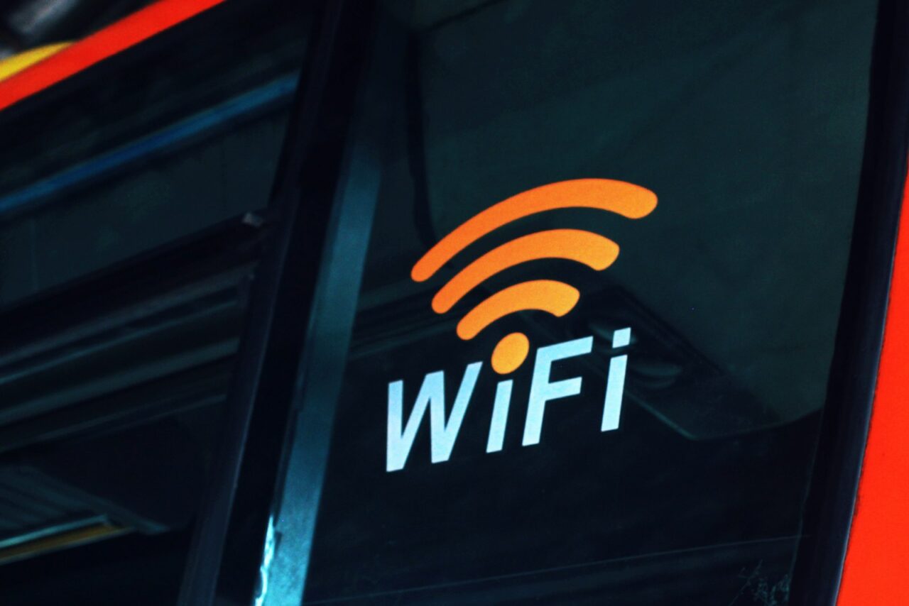 Glasvezel in huis: waar het kastje komt en hoe je de kabels netjes wegwerkt