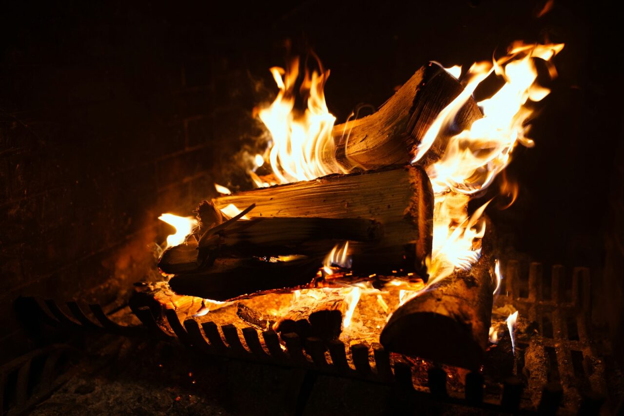 Houtkachel winterklaar maken: dit doe je voordat je hem weer aansteekt