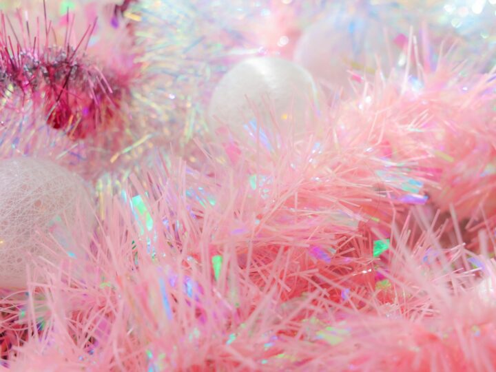 Kerstdecoratie zonder rood en groen: de zachtere kleuren van dit jaar