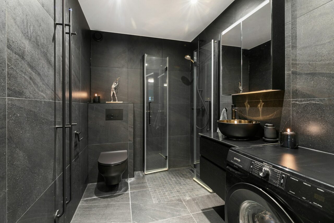 Kleine badkamer in een donkere kleur: zo voelt hij als een hotel