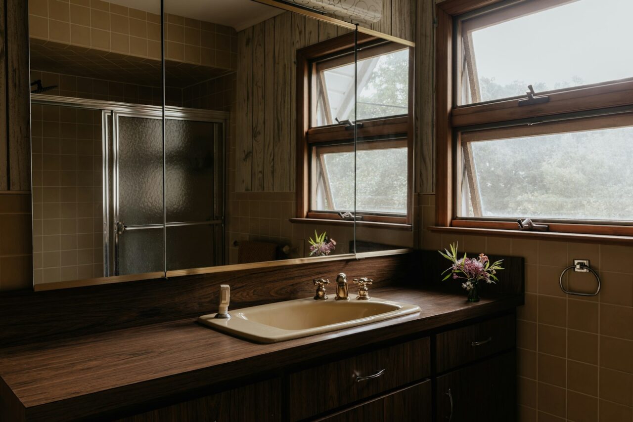 Kleine badkamer met een vintage look: zo pak je het aan zonder te verbouwen