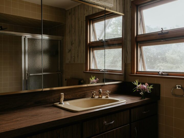 Kleine badkamer met een vintage look: zo pak je het aan zonder te verbouwen