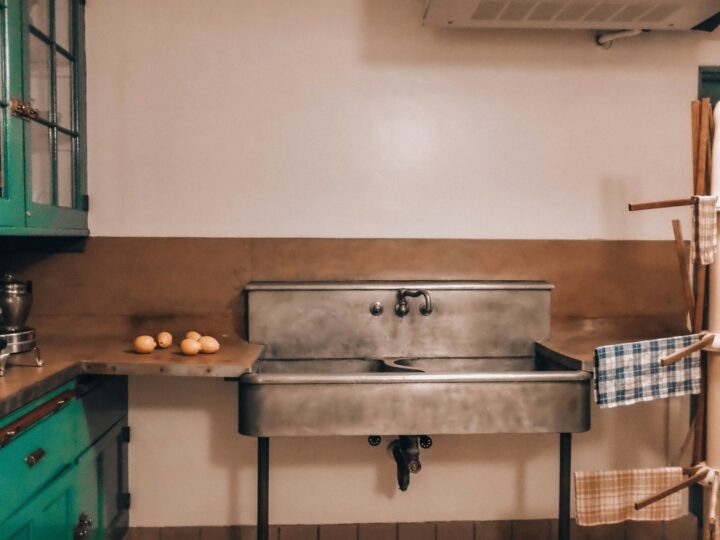 Vintage buffetkast uit de kringloop: waarom ontwerpers hem uit de eetkamer halen